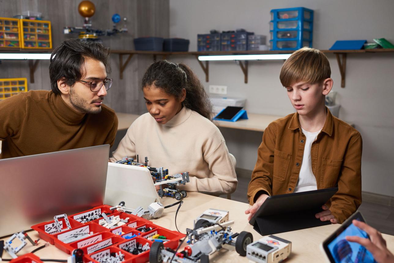 Mengapa Sekolah Perlu Mengadopsi AI & Robotics Sejak Dini?